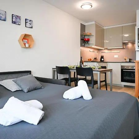 Eaux-vives 213 By Interhome